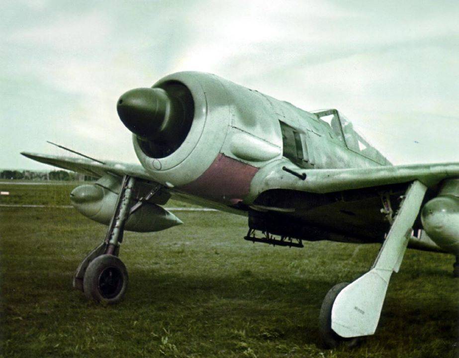 FW 190A-8/U8 с возможностью подвески баков под крыло и под фюзеляж делался как прототип истребителя-бомбардировщика дальнего действия, но такая подвеска использовалась и в ночных эскадрильях ПВО 
